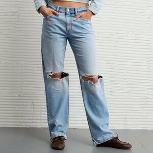 AMERICAN EAGLE | Strigid Curvy Ripped High-Waisted Stovepipe Jean